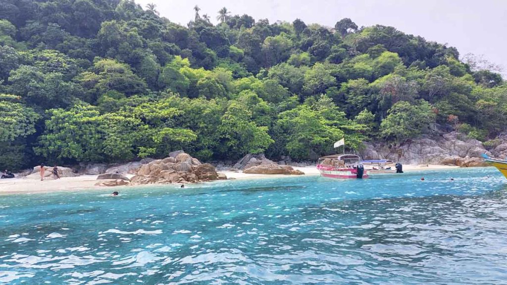 anche il tour a Rawa è davvero affascinate per i suoi colori e i suoi pesci