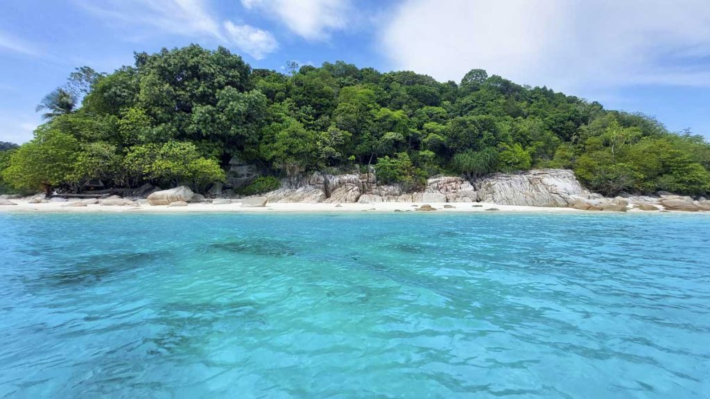 Redang si trova a circa un’ora di distanza dalle Perhentian, quindi il tour comprende un’intera giornata e costa un po’ di più rispetto alla media di tutti gli spostamenti.