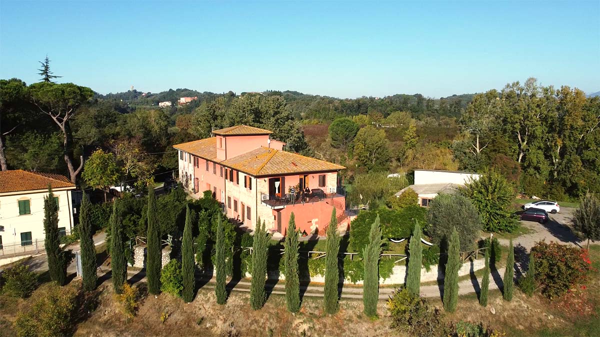 Dormire tra i cipressi e le colline toscane