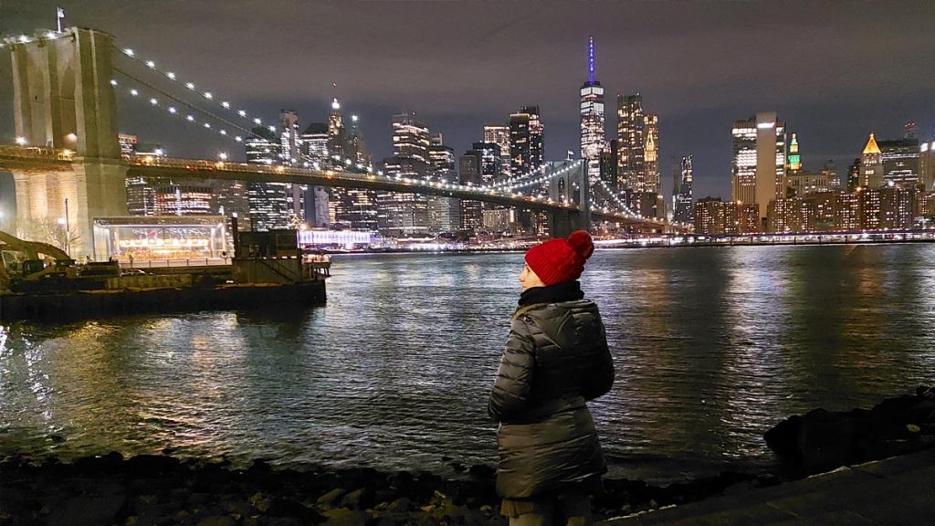 Elisa nella sua New York, con vista Dumbo