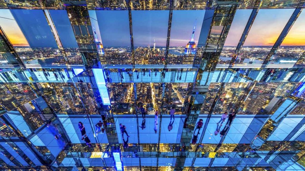 i colori delle varie terrazze del summit di new york al tramonto sono uno spettacolo