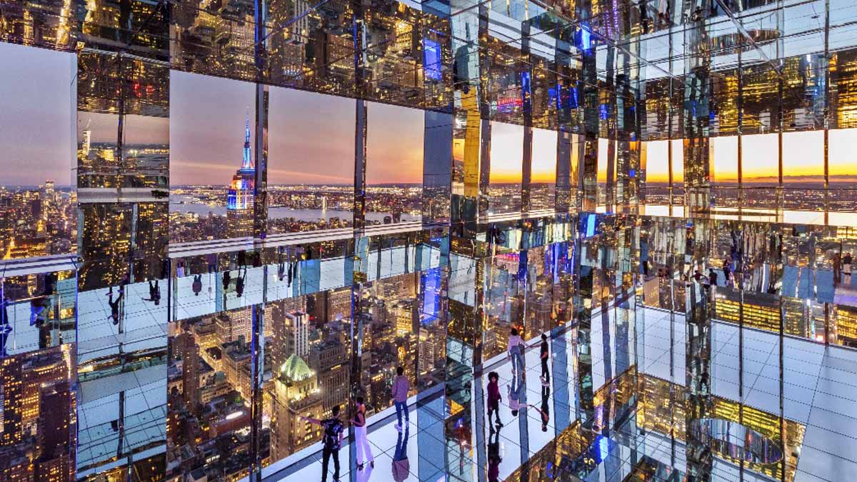 air è il piano 91 del summit one vanderbilt, quello in cui si sono gli specchi e non solo, quello dove new york si riflette in essi mille volte, quello dove rimarrai incantato a vedere la città più bella del mondo da prospettive diverse