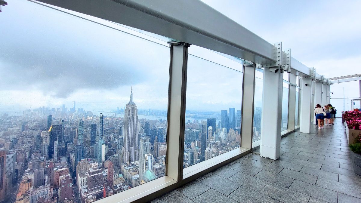 non tutti sanno che al summit one vanderbilt c'è una terrazza panoramica esterna in cui accedere liberamente. si trova al piano 93, di fianco al bar