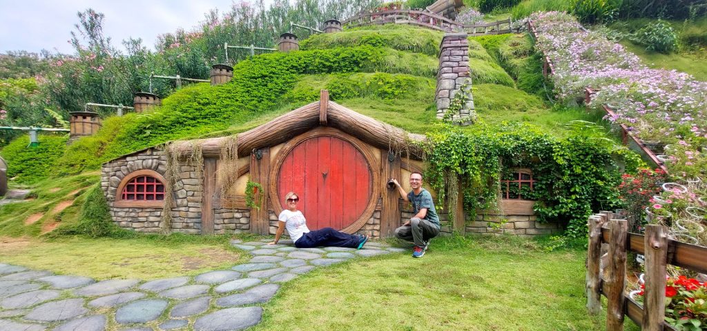 L’Hobbiton Village della Malesia è uno di quei posti che probabilmente non metteresti mai all’interno del tuo itinerario di viaggio, ma che portano sicuramente una nota di curiosità in più ed esso. Per farti tornare a casa dicendo: “abbiamo visto anche quello, che esperienza!”. Abbiamo inserito questa tappa nel nostro soggiorno alle Cameron Highlands, perché volevamo proprio fare qualcosa di diverso. E poi siamo grandi fan della Terra di Mezzo, quindi non ci siamo trovati decisamente lì per caso. Quindi se come noi, vuoi immergerti per qualche ora in un ambiente che ti catapulterà in un altro mondo, continua a leggere questo articolo, e vedrai che magari ti verrà l’ispirazione di aggiungere l’Hobitoon Village durante il tuo prossimo viaggio in Malesia.