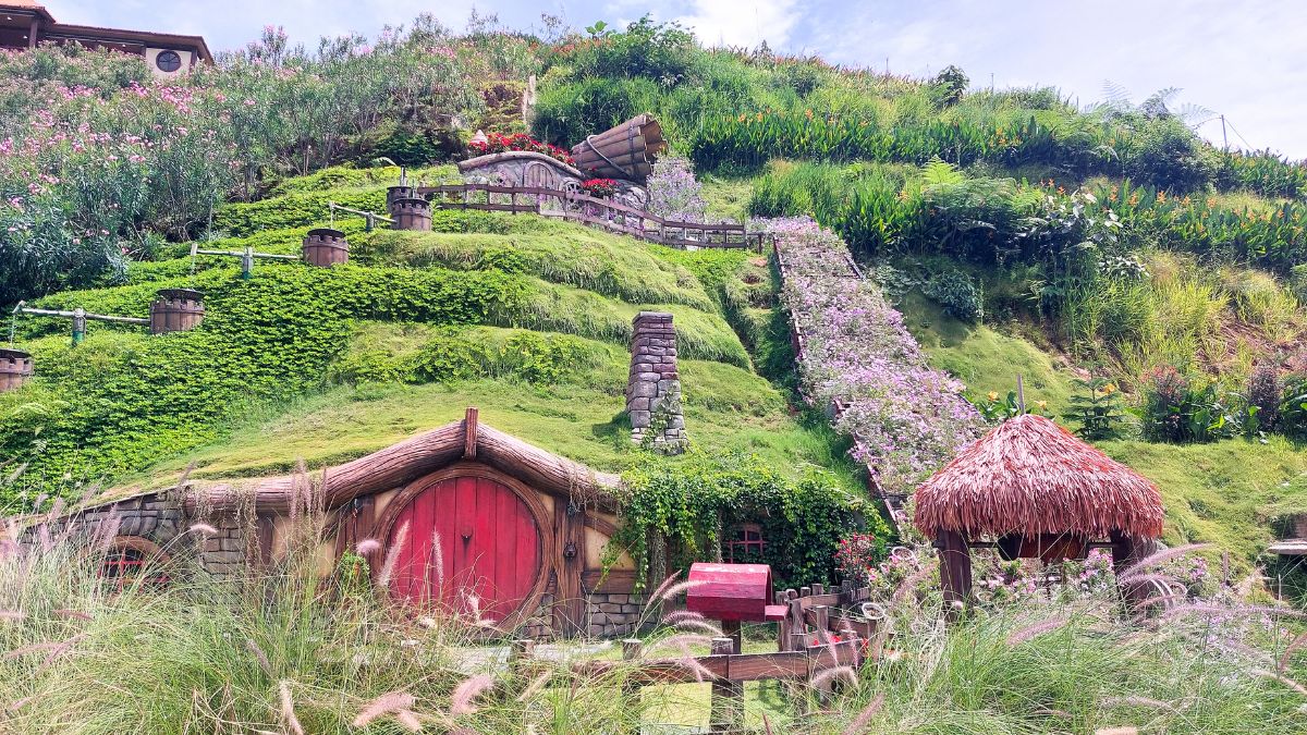 L’idea  è semplice: ricreare la magia della Contea, il villaggio degli hobbit immaginato da J. R. R. Tolkien, senza dover volare fino in Nuova Zelanda. Ma, come abbiamo detto prima, invece di trovarsi le verdi colline della Terra di Mezzo, qui si è tra le montagne della Malesia coperte da vegetazione lussureggiante tipica dei luoghi tropicali. Uno scenario “Hobbit” decisamente fuori dagli schemi.