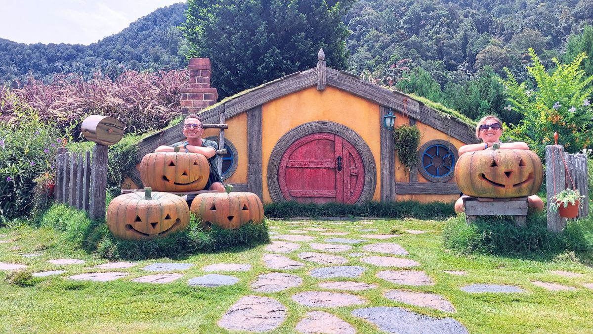 Il villaggio di hobbitoon village in malesia non è grande c’è una strada principale che porta all’interno di tutte le ricostruzioni. Potrai ammirae il pittoresco scenario costellato di orti, passerelle in pietra e sculture decorative. La maggior parte dei cottage funge appunto solo da facciata scatenare la tua macchina fotografica o il tuo cellulare, solo uno ti permette di entrare e immergerti veramente nel mondo di Frodo e dei suoi compagni di avventure.