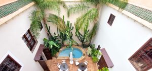 perchè alloggiare in un riad a Marrkech? Un riad (arabo: riyāḍ) è una casa tradizionale marocchina, sviluppata su più piani attorno a un cortile interno centrale con giardino o fontana, situata solitamente all’interno della Medina, ossia il cuore pulsante del centro storico, circondata spesso da alte mura. Quello non solo turistico – di fatto tutte le attrazioni più importanti sono lì – ma anche commerciale, aspetto decisamente tipico non solo della medina di marrakech, ma di tutte le medine marocchine. Prima di raccontarti la storia del Riad Les Ammonites ci teniamo infatti a dirti che un Riad, nel tuo viaggio a Marrakech, può fare a differenza sotto tanti punti di vista. te li spieghiamo in questo articolo.