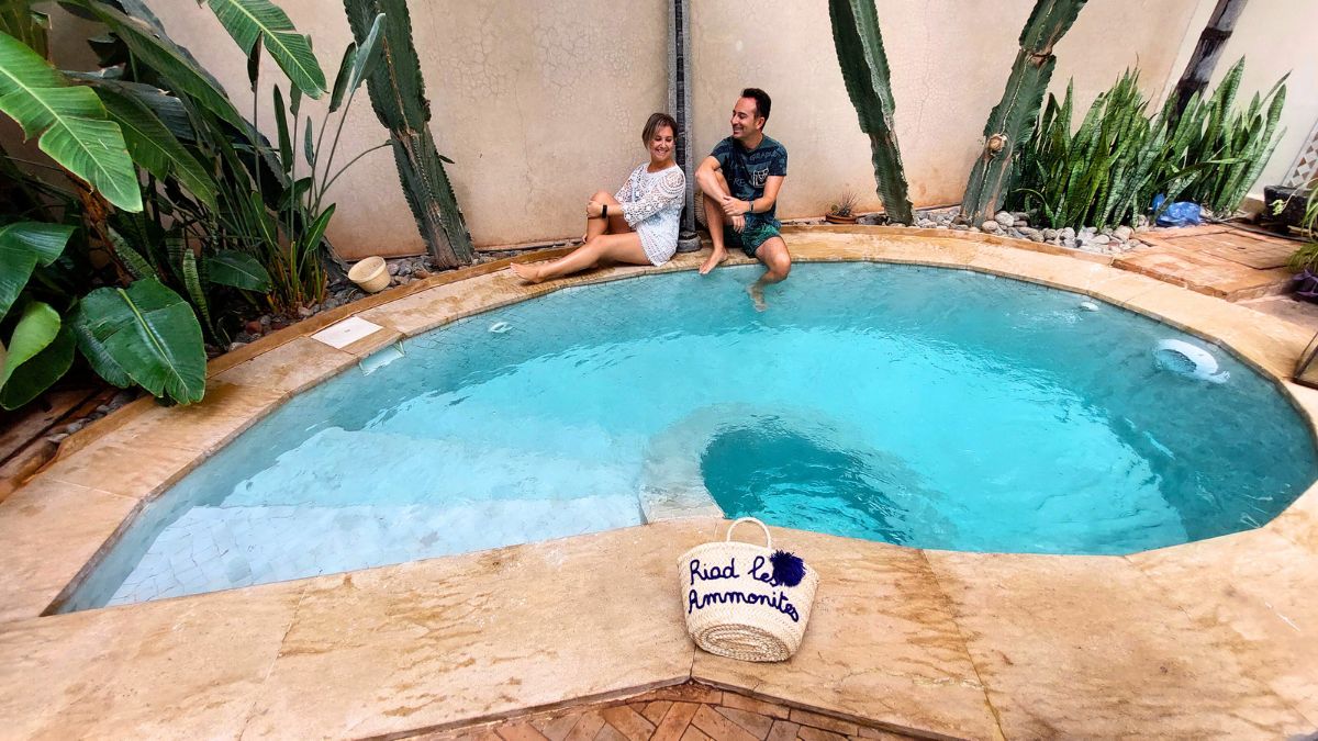 Non tutti i Riad hanno la piscina. Al centro dell’abitazione c’è sempre una fonte d’acqua e chi ha una piscina di solito è di forma rettangolare. 
La piscina di Les Ammonites ha proprio la forma di ammonite, il simbolo del riad stesso. Curiosa no?Anche questa sicuramente non la troverai da nessuna parte e sicuramente non in altri riad.
Quindi se sei un amante del design, oltre alle stanze arredate con la cura descritta prima, anche questo elemento potrebbe stupirti.
