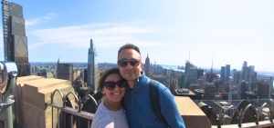 Scegliere il pass per New York senza sbagliare non è per nulla semplice. Non solo la città è complicata, gigante, impossibile da essere vista tutta in un singolo viaggio. Ma ci si mettono anche i pass stessi, che sono tanti e che fanno andare ancora più le persone in confusione. Ti trovi di fronte ad una giungla di opzioni: pass diversi, attrazioni incluse in modo diverso, regole che cambiano, prenotazioni da controllare, prezzi che sembrano convenienti ma non sempre lo sono davvero. E soprattutto una domanda che torna sempre: Ma un pass a New York conviene davvero oppure no? In questo articolo ti spiego tutto quello che devi sapere per rispondere a questa domanda