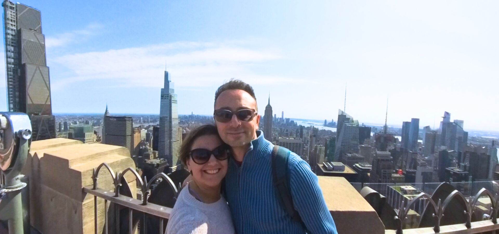 Scegliere il pass per New York senza sbagliare non è per nulla semplice. Non solo la città è complicata, gigante, impossibile da essere vista tutta in un singolo viaggio. Ma ci si mettono anche i pass stessi, che sono tanti e che fanno andare ancora più le persone in confusione. Ti trovi di fronte ad una giungla di opzioni: pass diversi, attrazioni incluse in modo diverso, regole che cambiano, prenotazioni da controllare, prezzi che sembrano convenienti ma non sempre lo sono davvero. E soprattutto una domanda che torna sempre: Ma un pass a New York conviene davvero oppure no? In questo articolo ti spiego tutto quello che devi sapere per rispondere a questa domanda