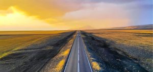 Noleggiare un’auto è fondamentale quando si deve affrontare un viaggio on the road. Noi abbiamo provato questa esperienza magnifica più e più volte: attraverso i parchi dell’America dell’Ovest, in Australia, attraverso la Florida, ma anche solo per visitare la straordinaria isola di Madeira o la nostra bella Sicilia. In questo articolo ti spieghiamo non solo “come funziona”, ma anche tutto quello che devi sapere per rendere il tuo viaggio on the road, una vera e propria avventura.