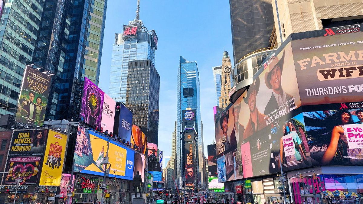 il turista pensa che Times Square sia il centro della città. E questa convinzione è così diffusa che raramente viene messa in discussione. Non è qualcosa che qualcuno ti ha spiegato apertamente: è qualcosa che hai assorbito nel tempo, senza accorgertene. Dai film, dalle foto, dalla televisione, da quell’immagine piena di luci che appare, ogni volta che si parla di New York. Il punto è che Times Square non è il centro della città. Non lo è mai stato!