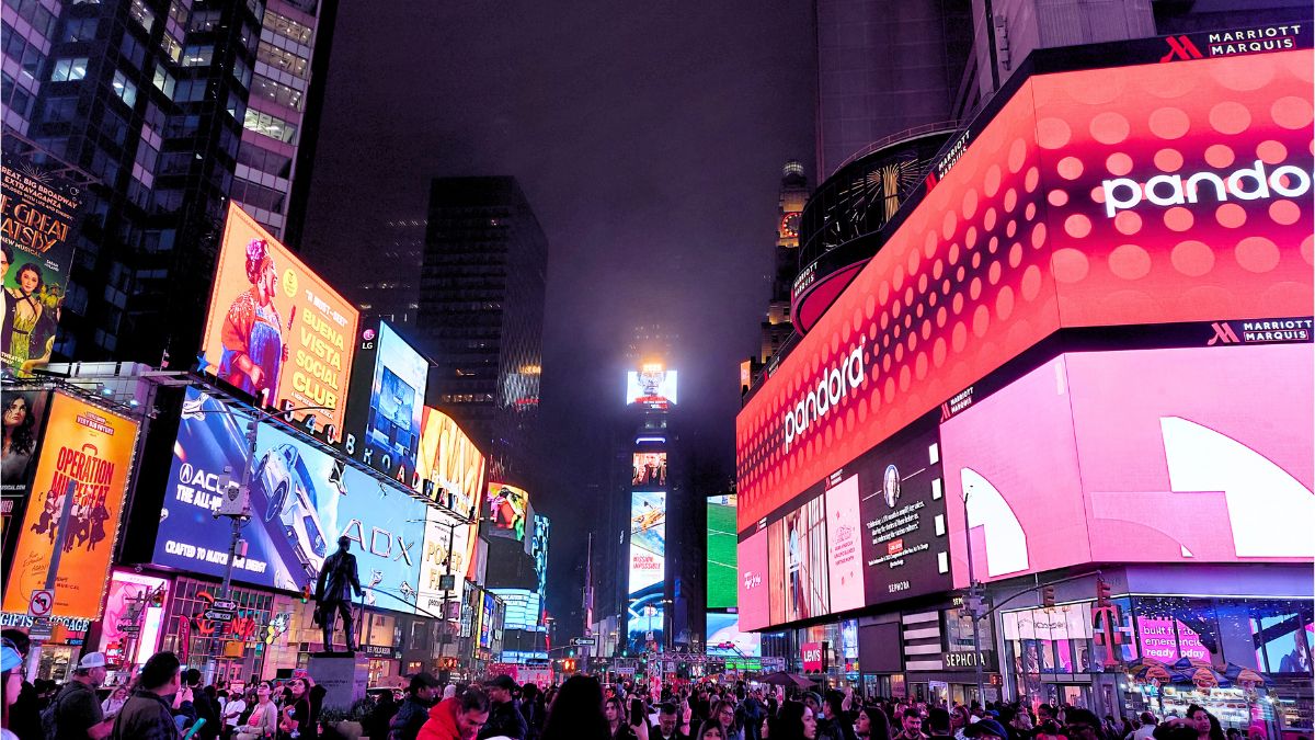 All’inizio del Novecento, questa zona si chiamava non Times Square ma Longacre Square. Il nome cambia nel 1904, quando il quotidiano The New York Times decide di trasferire qui la propria sede. È un gesto simbolico, ma anche strategico: la città sta crescendo verso nord, e questa area è in trasformazione.
Per un po’, Times Square è stato davvero un centro. Non nel senso che le attribuiamo oggi, ma come punto di concentrazione di teatri, spettacoli, vita notturna. È uno dei luoghi dove New York si è sempre messa in scena.
Poi però, come spesso succede a New York, cambia tutto.
Tra gli anni Settanta e Ottanta, Times Square attraversa una fase che oggi fatichiamo a immaginare se la conosciamo solo nella sua versione attuale. È un’area segnata dal degrado, dalla criminalità, da un tipo di intrattenimento molto distante dall’immagine patinata che abbiamo in mente. Non è un simbolo globale. Non è un luogo frequentato dai locali, figurarsi nemmeno un luogo consigliabile ai visitatori.
