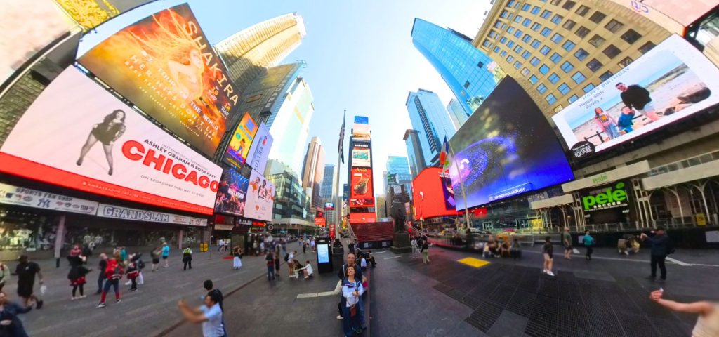 vale la pena soggiornare a times square? si inizia nella ricerca degli hotel, c’è un meccanismo quasi automatico nella mente del turista che fa sì che si facciano ricerche nella zona che viene chiamata Mid Town, dove Times Square regna sovrana. 

in questo articolo ti spiego tutto quello che devi sapere riguardo a questo argomento