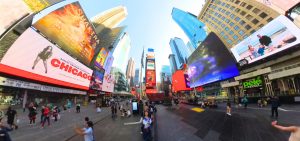 vale la pena soggiornare a times square? si inizia nella ricerca degli hotel, c’è un meccanismo quasi automatico nella mente del turista che fa sì che si facciano ricerche nella zona che viene chiamata Mid Town, dove Times Square regna sovrana. in questo articolo ti spiego tutto quello che devi sapere riguardo a questo argomento