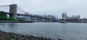 Che clima ci sarà a New York nel giorno X? Questa è una delle domande che mi vengono fatte più dalle persone in partenza per la Grande Mela. Quindi prima di parlarne di questo tema su questo articolo, sappi che non sei solo a porti domande sul meteo di New York. Infatti il meteo della città è uno degli argomenti più cercati online da chi pianifica un viaggio, spesso accompagnato da una certa ansia meteorologica che porta a controllare compulsivamente le app meteo settimane prima della partenza. Quindi se ti stai chiedendo: “Ma a New York ad aprile fa ancora freddo?” “Ad agosto si muore dal caldo?” “Ma il freddo di dicembre è davvero così insopportabile?” “Qual è il mese migliore per andare a New York?” “Ma davvero il clima è così imprevedibile?” Leggi questo articolo in cui cerco di spiegarti una volta per tutte “come funziona” il clima a New York, perché non devi averne timore ma soprattutto come non farti rovinare la vacanza dal meteo o pensando al meteo.