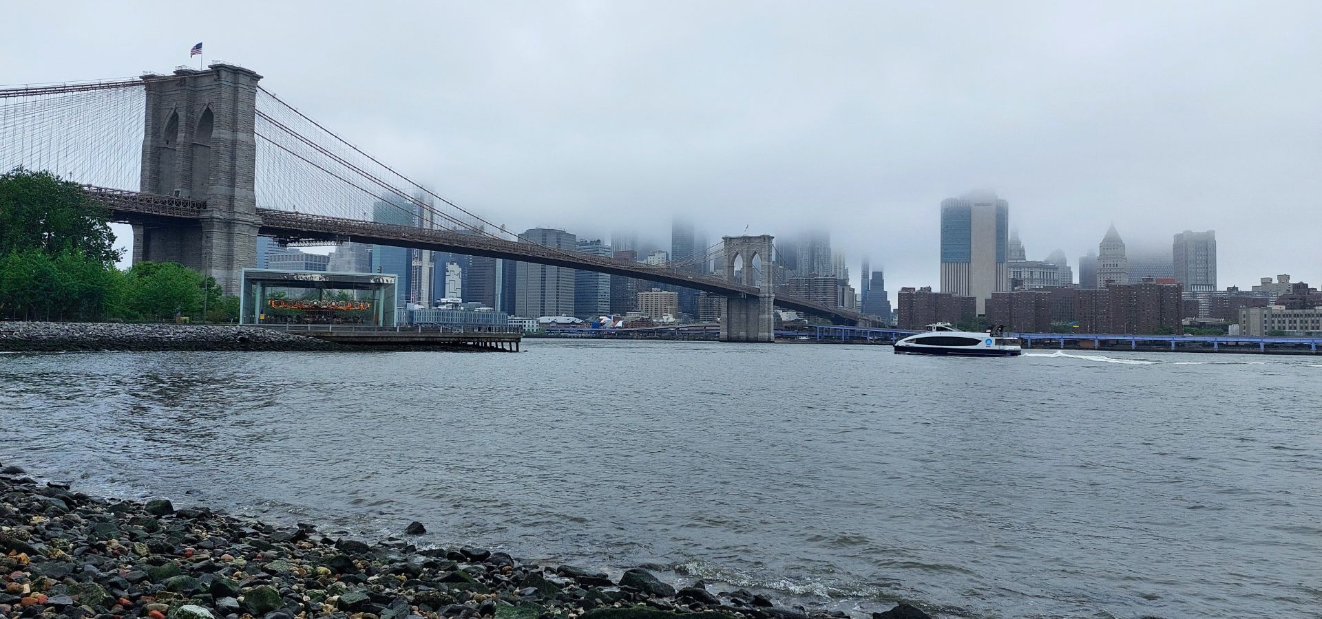 Che clima ci sarà a New York nel giorno X? Questa è una delle domande che mi vengono fatte più dalle persone in partenza per la Grande Mela. Quindi prima di parlarne di questo tema su questo articolo, sappi che non sei solo a porti domande sul meteo di New York. Infatti il meteo della città è uno degli argomenti più cercati online da chi pianifica un viaggio, spesso accompagnato da una certa ansia meteorologica che porta a controllare compulsivamente le app meteo settimane prima della partenza. Quindi se ti stai chiedendo: “Ma a New York ad aprile fa ancora freddo?” “Ad agosto si muore dal caldo?” “Ma il freddo di dicembre è davvero così insopportabile?” “Qual è il mese migliore per andare a New York?” “Ma davvero il clima è così imprevedibile?” Leggi questo articolo in cui cerco di spiegarti una volta per tutte “come funziona” il clima a New York, perché non devi averne timore ma soprattutto come non farti rovinare la vacanza dal meteo o pensando al meteo.