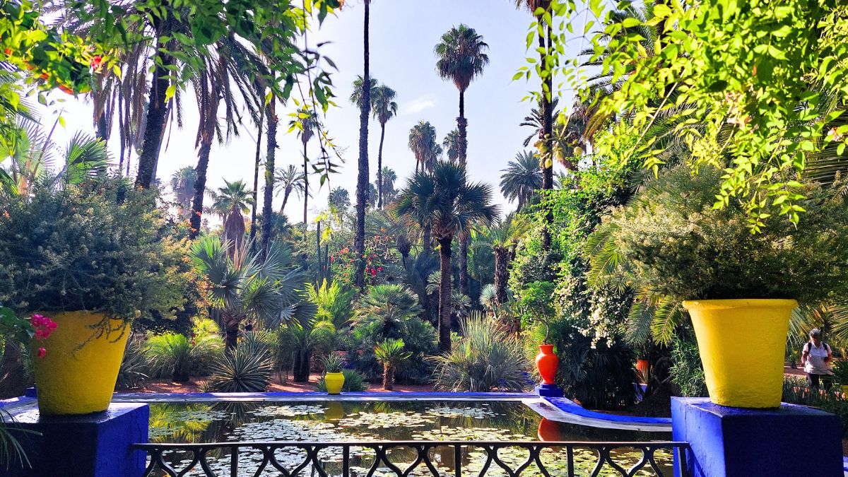 Uno degli errori più comuni è immaginare Marrakech come una destinazione “calda tutto l’anno” senza particolari differenze stagionali. Quindi se vuoi organizzare il tuo viaggio a Marrakech, tieni conto anche di queste informazioni.
In realtà il clima cambia parecchio a seconda del periodo. La primavera e l’autunno sono generalmente i momenti migliori per visitare la città, con temperature non eccessive. Noi siamo andati a metà ottobre e abbiamo trovato giornate calde ma assolutamente sopportabili e serate fresche. E poi mi raccomando, a seconda dei tour che vorrete fare, portata sempre vestiti adeguati per ogni evenienza. Ma anche su questo tema “tour” scriveremo presto altri articoli che ti saranno utili.