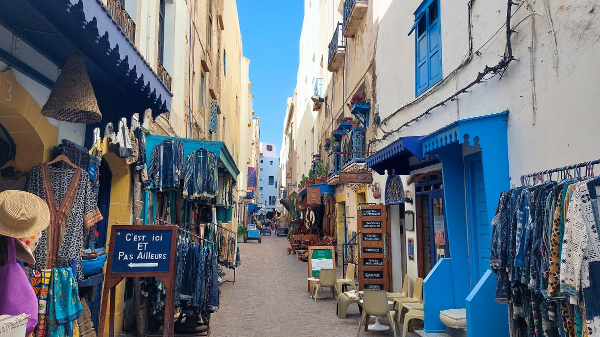 Cosa vedere in un giorno ad Essaouira
Se vuoi visitare la città di Essaouira in un giorno sappi che: la città antica, quella più turistica, ha 4 punti principali che nel corso di questo articolo ti descriveremo: la Medina che rappresenta il cuore della città fortificata, i bastioni chiamiamoli così – che fanno sempre parte della Medina – ma hanno un fascino tutto a sè, il porto e il lungo mare fuori dalle mura.