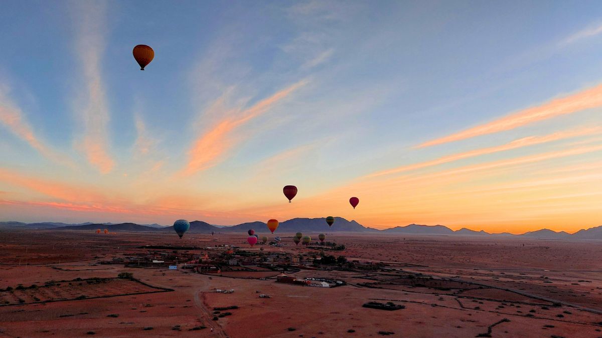 Se vuoi organizzare al meglio il tuo viaggio a Marrakech, sappi che per i cittadini italiani non serve il visto per soggiorni turistici inferiori a 90 giorni, ma il passaporto è requisito fondamentale.
Questo deve essere valido per tutta la durata del viaggio, quindi non occorre che ci siano i classici 6 mesi di validità residua. e conviene sempre avere anche: