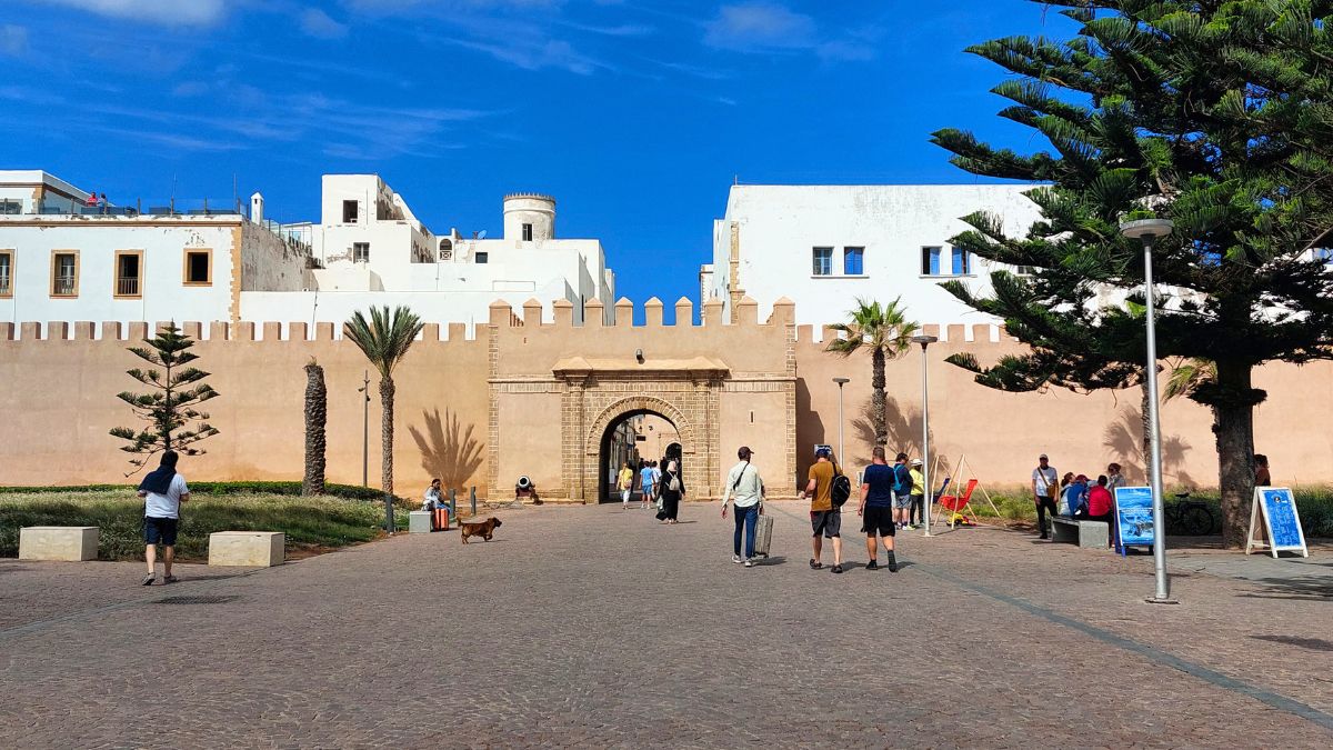 Essaouira, conosciuta in passato come Mogador, è stata per secoli un importante porto commerciale. Fenici, portoghesi e francesi hanno lasciato il segno, ma è nel XVIII secolo che la città prende la forma attuale grazie al sultano Mohammed III, che la volle come principale apertura del Marocco verso l’Europa.
Questa mescolanza di influenze si percepisce ancora oggi: nelle architetture, nella cucina, nell’atmosfera cosmopolita. Non è la classica città imperiale marocchina, ed è proprio questo il suo punto di forza.