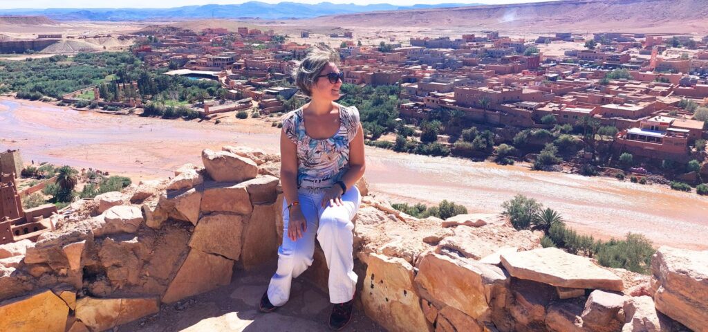 Perché ti serve una guida pratica per organizzare il tuo viaggio a Marrakech?
Perché Marrakech è una di quelle città che riesce a disorientarti e affascinarti nello stesso momento.
Tra vicoli stretti, souk infiniti, profumo di spezie, scooter che spuntano ovunque e terrazze nascoste sopra la Medina, basta poco per capire che organizzare un viaggio qui non è proprio come preparare un weekend in una classica capitale europea.
Ed è anche il motivo per cui arrivare preparati può davvero fare la differenza.
Non perché Marrakech sia “difficile”, ma perché è una città che ha ritmi, logiche e dinamiche un po’ diverse non solo dalle nostre italiane, ma anche rispetto al resto degli altri luoghi nel mondo. Sapere prima alcune cose pratiche ti aiuterà a vivere il viaggio con tranquillità, evitando errori, stress inutili e piccole fregature che spesso capitano ai turisti impreparati.
Quindi continua nella lettura e diamo tutte le informazioni utili per organizzare il tuo viaggio a Marrakech, oppure per godertelo al meglio, se si tratta di un viaggio organizzato.