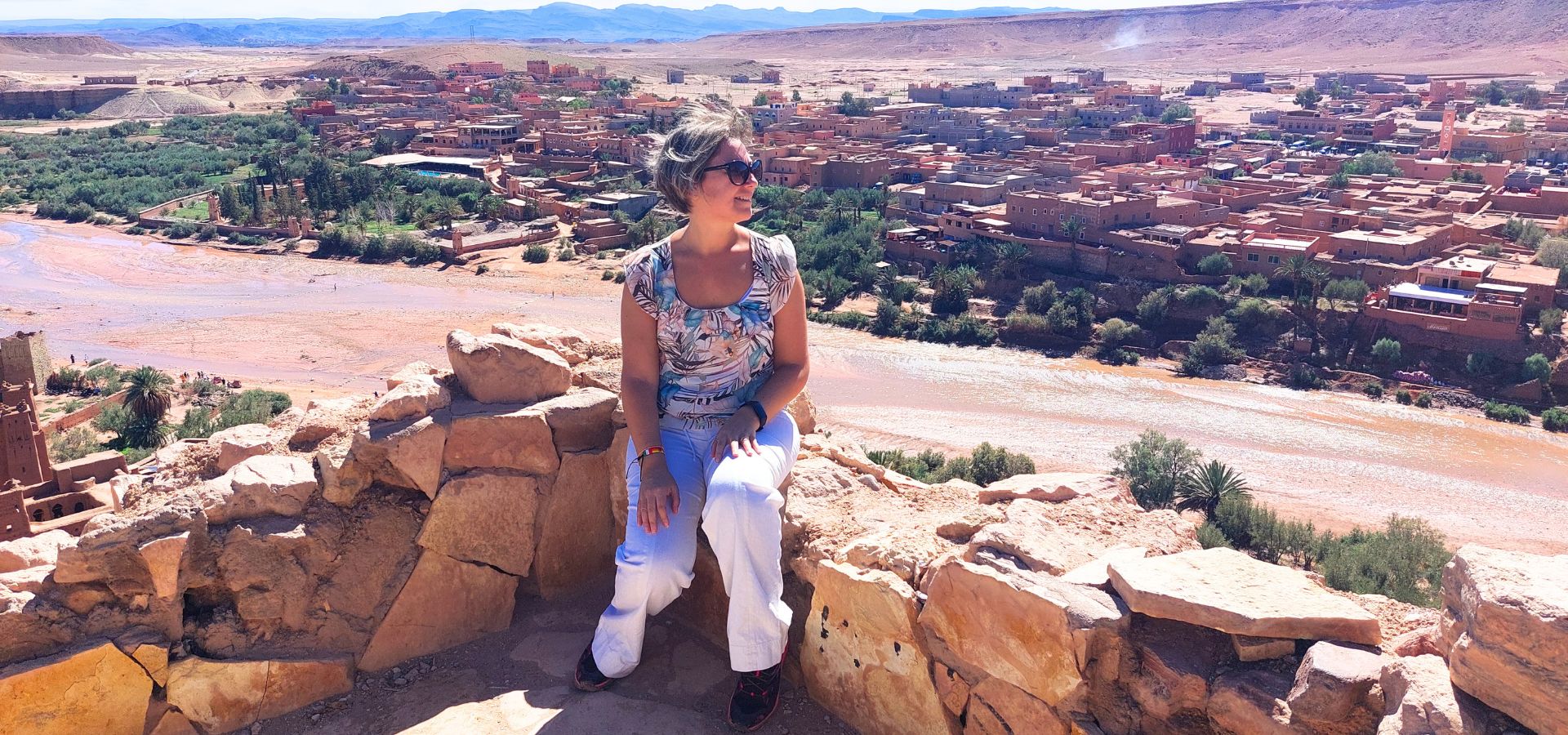 Perché ti serve una guida pratica per organizzare il tuo viaggio a Marrakech? Perché Marrakech è una di quelle città che riesce a disorientarti e affascinarti nello stesso momento. Tra vicoli stretti, souk infiniti, profumo di spezie, scooter che spuntano ovunque e terrazze nascoste sopra la Medina, basta poco per capire che organizzare un viaggio qui non è proprio come preparare un weekend in una classica capitale europea. Ed è anche il motivo per cui arrivare preparati può davvero fare la differenza. Non perché Marrakech sia “difficile”, ma perché è una città che ha ritmi, logiche e dinamiche un po’ diverse non solo dalle nostre italiane, ma anche rispetto al resto degli altri luoghi nel mondo. Sapere prima alcune cose pratiche ti aiuterà a vivere il viaggio con tranquillità, evitando errori, stress inutili e piccole fregature che spesso capitano ai turisti impreparati. Quindi continua nella lettura e diamo tutte le informazioni utili per organizzare il tuo viaggio a Marrakech, oppure per godertelo al meglio, se si tratta di un viaggio organizzato.