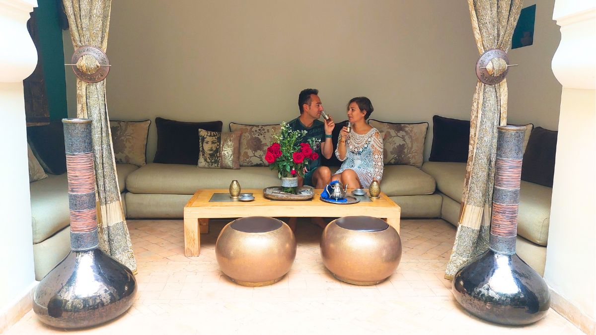 Hotel o Riad? Nell'organizzare un viaggio a Marrakesh e in Marocco in generale la scelta passa anche da questa domanda.
La risposta che ti diamo è la stessa che diamo ai nostri clienti che si affidano per i servizi di consulenza turistica e prenotazioni presso le agenzie per le quali forniamo consulenza.
Tutto dipende dal budget che si ha a disposizione e dal tipo di esperienza che si vuole fare una volta a Marrakech. Noi abbiamo alloggiato presso il Riad Les Ammonites di Cinzia. Il pregio di vivere un'esperienza in Riad secondo noi è qualcosa da fare assolutamente una volta nella vita, perchè è davvero un'esperienza da mille e una notte. Ovviamente ci sono pro e contro su alloggiare in riad riespetto ad un hotel e il prezzo o la posizione più o meno centrale a tutte le attrazioni visitabili di Marrakech potrebbero essere gli aghi della bilancia.
