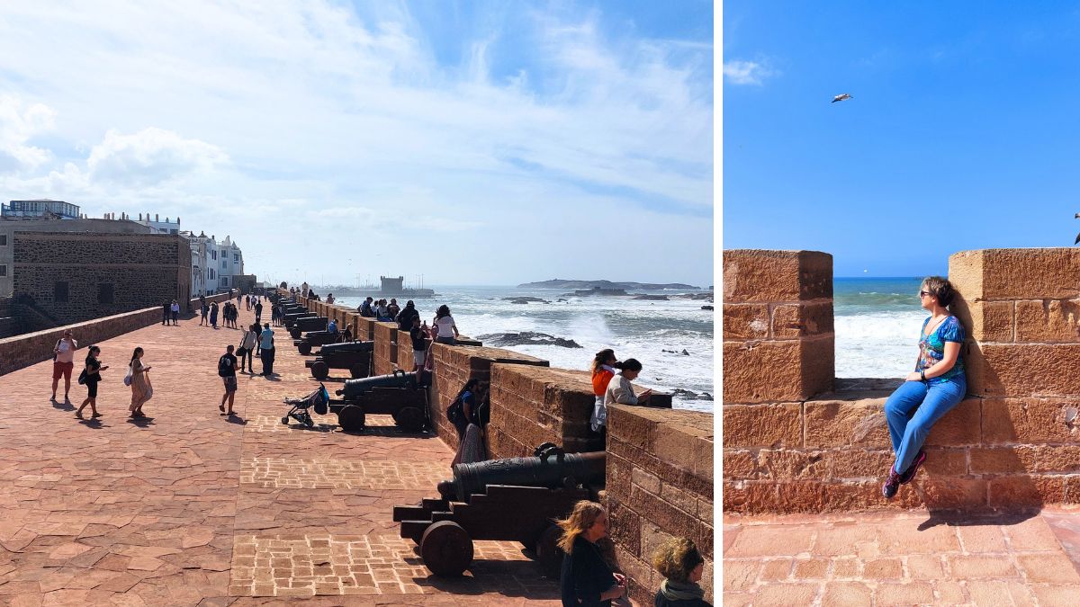 Se c’è un punto in cui Essaouira cambia completamente atmosfera, è quello dei suoi bastioni affacciati sull’oceano Atlantico.
Dopo i vicoli ordinati della Medina e il caos autentico del porto, qui il paesaggio diventa improvvisamente più austero, quasi cinematografico. Mura color sabbia battute dal vento, antichi cannoni puntati verso il mare e l’oceano che si infrange contro le rocce creano uno scenario molto diverso da quello che normalmente si associa alle città marocchine.
Questa zona è conosciuta come Skala de la Ville, il sistema difensivo costruito nel XVIII secolo per proteggere la città dagli attacchi provenienti dal mare. Passeggiando lungo le mura si percepisce chiaramente il passato strategico di Essaouira, che per secoli come abbiamo già accennato, è stata uno dei porti commerciali più importanti del paese.