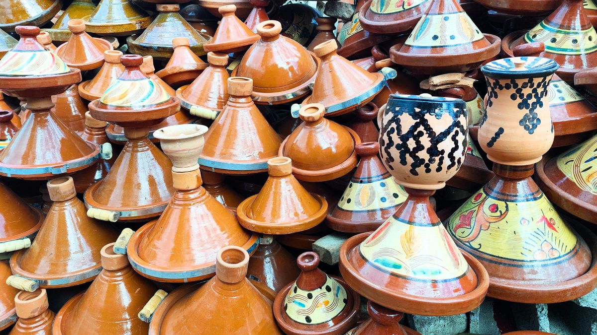 E qui c’è una cosa importante da sapere se vuoi organizzare al meglio un viaggio a Marrakech. Le macchine possono entrare tra le mura della Medina ma non possono girare ovunque, le strade sono molto strette e in alcuni punti sono ancora più strette, quindi molti riad che si trovano nel cuore della Medina, non sono raggiungibili direttamente in auto.
I vari transfer (siano essi auto, bus o van anche per le varie escursioni) ti lasciano nel punto accessibile più vicino, non sono tantissimi, ma una volta che li individui diventano il tuo punto di riferimento da comunicare sempre. Ma da lì bisogna proseguire a piedi nei vicoli.