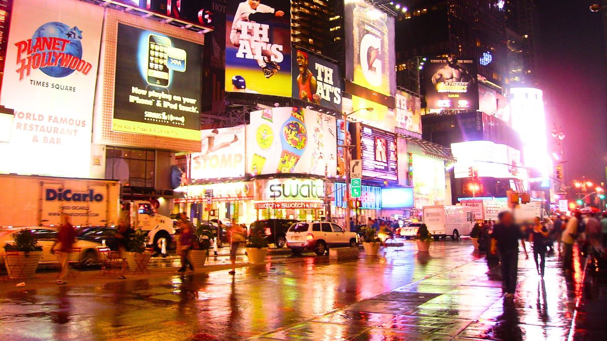 Ma è normale che piova a New York?
Assolutamente sì. Eppure è una delle domande che ricevo più spesso.
Molti viaggiatori sembrano vivere la pioggia come un evento anomalo, quando in realtà New York ha precipitazioni abbastanza distribuite durante tutto l’anno. Non esiste una vera stagione secca. La buona notizia è che raramente piove ininterrottamente per giorni interi. Molto spesso si tratta di rovesci brevi, pioggia intermittente o cambi di tempo molto rapidi. Con le dovute eccezioni, certo.
Quindi vedere il simbolo della pioggia sulle app meteo non significa automaticamente “vacanza rovinata”. Anzi. New York è bellissima anche con la pioggia. I musei diventano rifugi perfetti, le librerie acquistano ancora più fascino e le luci di Manhattan, riflesse sull’asfalto bagnato, hanno un’atmosfera incredibilmente cinematografica. Perfino la nebbia tra i grattacieli rende tutto più suggestivo. Ma i turisti sono ossessionati dalla possibilità di sapere con anticipo se pioverà, soprattutto per programmare le salite agli osservatori panoramici della città.
