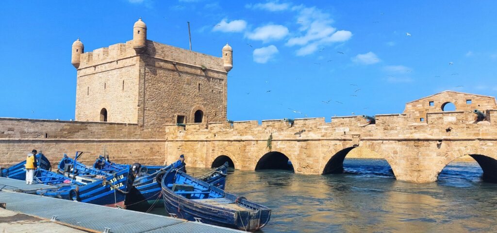 Visitare Essaouira in un giorno è una buona idea? Se stai organizzando un viaggio in Marocco e ti chiedi se vale la pena dedicare una giornata a Essaouira, la risposta è sì.
Soprattutto se vuoi staccare dal ritmo intenso di Marrakech e respirare un’atmosfera completamente diversa.