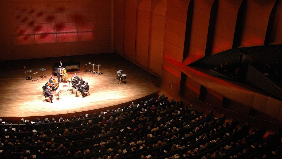 David Geffen Hall
Affacciata sulla stessa piazza si trova anche la sede della New York Philharmonic.
È il luogo dove la musica sinfonica prende vita attraverso concerti e programmi che spaziano dai grandi classici a proposte più contemporanee. Negli ultimi anni l'edificio è stato completamente rinnovato per offrire un'esperienza più coinvolgente sia dal punto di vista acustico che da quello architettonico.
