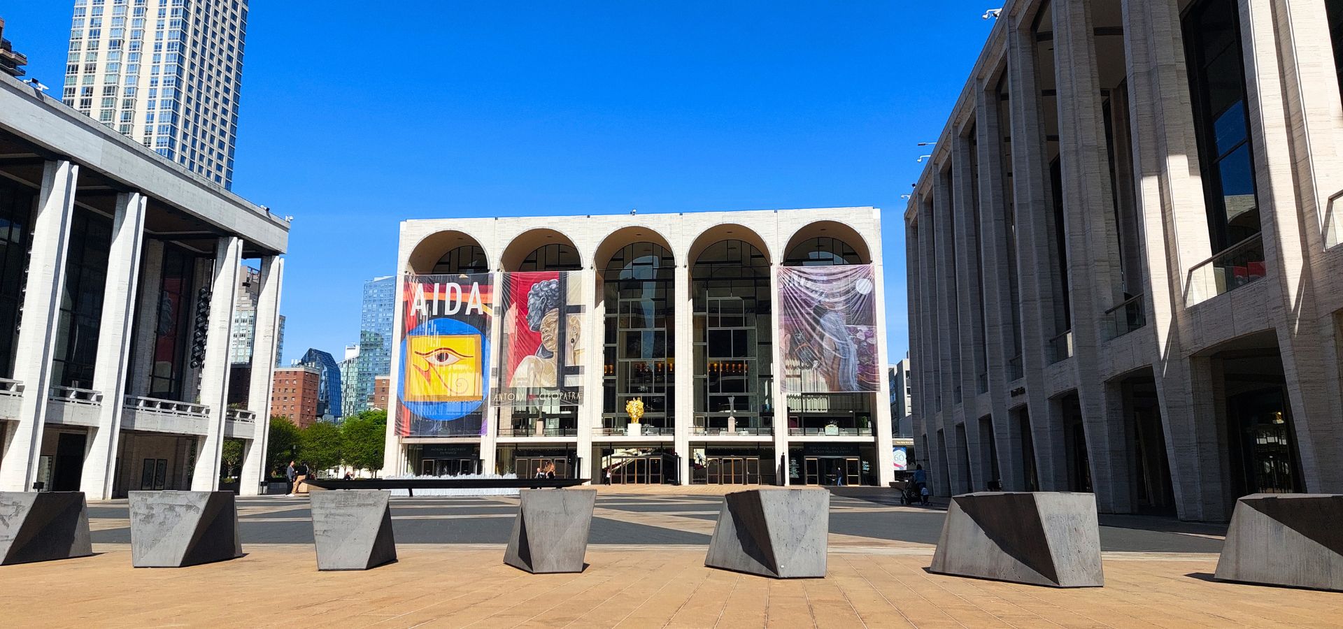 Ci sono tante storie che mi legano a New York e lo store del Lincoln Center ha avuto un ruolo importante. Per trent'anni ho fatto avanti e indietro tra l'Italia e New York, la città dove viveva parte della mia famiglia e dove ancora oggi affondano le mie radici. Crescere tra due Paesi e due culture diverse ha influenzato profondamente il mio modo di vedere il mondo, insegnandomi che esistono sempre punti di vista differenti da cui osservare la stessa realtà. Quando ripenso a quegli anni, ci sono tanti ricordi che riaffiorano. Alcuni sono legati a persone, altri a momenti particolari, altri ancora a luoghi che hanno accompagnato la mia crescita senza che me ne rendessi conto. Il Lincoln Center di New York è uno di questi. Quello che stai per leggere non è una guida su cosa vedere a New York e nemmeno un elenco di consigli per organizzare il viaggio perfetto. È semplicemente una storia. Un piccolo frammento della mia New York, quella che ho vissuto negli anni e che continua ancora oggi a far parte di me.