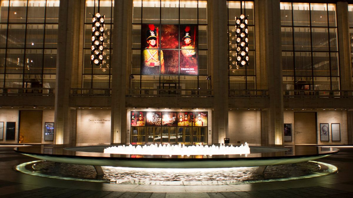 Facevamo sempre tappa lì nei primi giorni in cui eravamo a New York. Non per entrare a vedere dei concerti o dei balletti, poiché la stagione estiva in quel periodo era ormai chiusa, ma per respirare un po’ di quell’aria “colta” che quel luogo regala. Primo su tutti il Metropolitan Opera House per lui, dove tutt’ora va fiero di aver visto, nei primi anni in cui era fidanzato con mia mamma, il Lago dei cigni con Rudolph Nurejev e Carla Fracci, la Julliard e il New York City ballet per me, in cui immaginavo gli studenti svolgere lezioni di danza favolose al loro interno. Un po’ come accadeva nella serie Saranno Famosi.