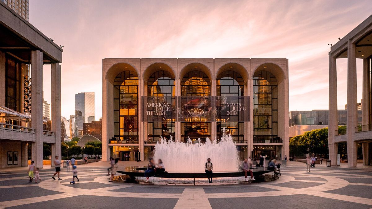 La Metropolitan Opera
L'edificio più riconoscibile del complesso è senza dubbio quello che ospita il Metropolitan Opera.
E forse è l’edificio più conosciuto e che forse hai anche già sentito nominare.
Anche chi non segue il mondo della lirica spesso resta colpito dalla sua architettura elegante e dalle grandi vetrate che si affacciano sulla piazza. Nel corso degli anni è diventato uno dei simboli culturali della città e continua ad attirare spettatori provenienti da tutto il mondo.
Entrare qui significa scoprire una parte di New York che molti visitatori non immaginano nemmeno esista: fatta di tradizione, arte e spettacoli che richiamano alcuni dei migliori interpreti internazionali. Come dicevo prima Nurejev e Carla Fracci sono solo due gocce del mare infinito di meraviglia che questo luogo ha ospitato.
