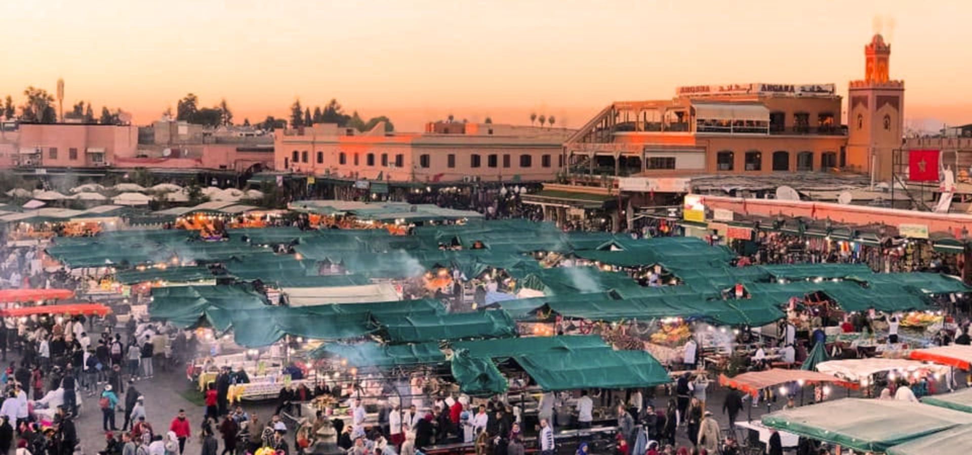 Fondata tra il 1070 e il 1072 dagli Almoravidi, la Medina rappresenta ancora oggi il cuore storico, commerciale e culturale di Marrakech. Racchiusa all’interno delle sue antiche mura color ocra, si sviluppa come un enorme intreccio di vicoli, souk, riad nascosti e piccole piazze che cambiano continuamente atmosfera nel corso della giornata. Molte persone arrivano a Marrakech immaginando la Medina come un luogo romantico e pittoresco, fatto di mercatini tranquilli e viuzze silenziose. La realtà è decisamente più intensa. Ed è forse proprio questo il motivo per cui riesce a colpire così tanto.
