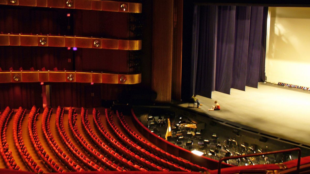 David H. Koch Theater
Questo teatro è strettamente legato al mondo della danza ed è la casa del New York City Ballet.
Come ho già avuto modo di raccontarti, ogni anno ospita produzioni che attirano spettatori da tutto il mondo. Ma è soprattutto durante il periodo natalizio che diventa una vera istituzione cittadina grazie alle rappresentazioni dello Schiaccianoci, uno degli appuntamenti più amati dai newyorkesi.

