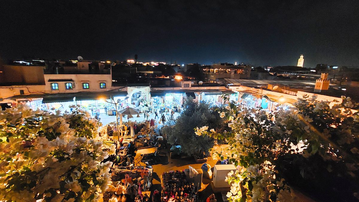 tutti vanno in piazza Jamaa el fna alla sera o al tramonto, noi abbiamo preferito cenare in una terrazza sopra il souk delle spezie, con meno confusione.