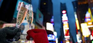 Se vuoi trascorrere una notte a Times Square con vista Ball drop sei nel posto giusto. Trascorrere il Capodanno a New York è il sogno di tantissime persone. E per molti quel sogno ha un’immagine precisa: Times Square illuminata, la folla che aspetta la mezzanotte e la famosa sfera che scende da One Times Square. E molti vorrebbero poter assistervi dal proprio hotel. Ma se ti dicessi che prenotare un hotel a Times Square non significa automaticamente poter vedere il Ball Drop dalla tua camera? È una delle cose che consiglio sempre di chiarire prima di scegliere dove dormire a New York per Capodanno. Perché una camera con vista sulla piazza, una camera con vista sulla sfera, un rooftop e un evento privato sono esperienze completamente diverse. E possono avere prezzi, condizioni e modalità di accesso altrettanto diversi. In questa guida ti spiego quali hotel a Times Square prendere in considerazione per Capodanno, quali camere e strutture offrono visuali particolari e quali aspetti verificare prima di confermare il soggiorno.