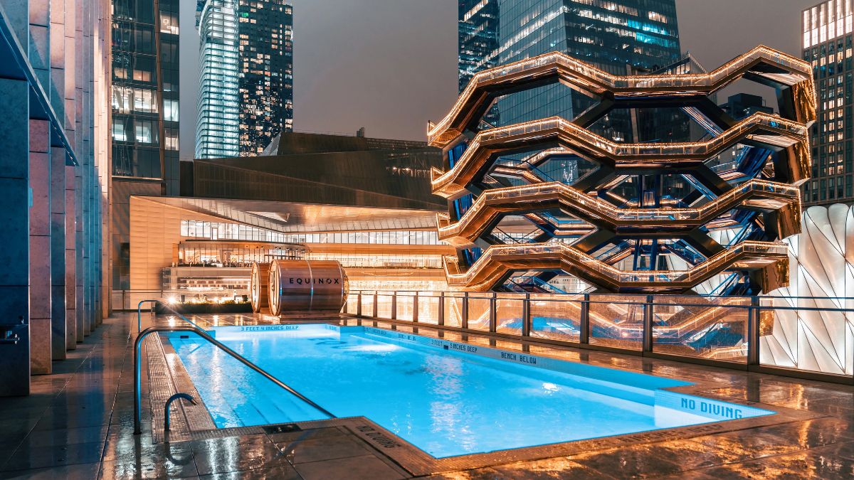 ci sono anche bellissimi hotel con piscina a new yorl ma anche tante piscine gratuite.
quindi valuta con un mio servizio di itinerari personalizzati la soluzione più adatta alle tue esigenze
