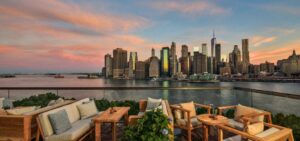 “Che hotel mi consigli di scegliere a New York?” “Qual è il miglior hotel di New York?” Sono alcune delle domande che mi vengono fatte più spesso quando mi chiedete consigli su come organizzare un viaggio a New York. In questa guida ti spiego quali sono gli aspetti che considero davvero importanti prima di prenotare, come valutare il rapporto qualità-prezzo e perché scegliere bene l’hotel può fare una grande differenza sull’esperienza complessiva del viaggio.