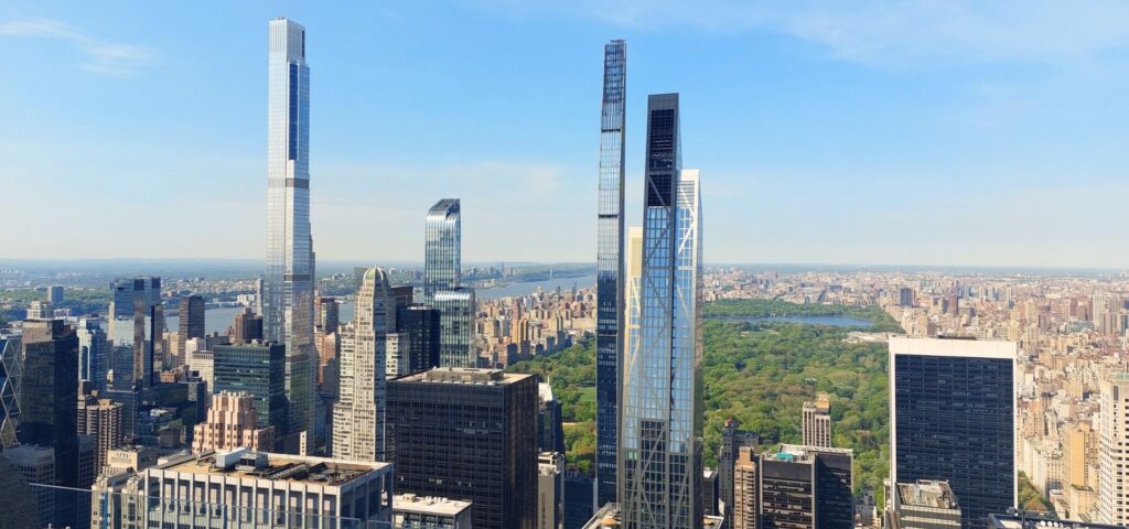 queste guide sugli hote a new york sono quello che ti ci vuole!
Scegliere un hotel a New York può diventare una vera impresa! Centinaia di strutture, prezzi molto diversi, camere piccole, recensioni contrastanti e il solito consiglio di alloggiare a Times Square, come se fosse l'unica zona possibile.
Ma come capire quale hotel fa davvero al caso tuo?
In questa pagina abbiamo raccolto tutti i nostri articoli dedicati agli hotel di New York: approfondimenti sulle diverse zone, caratteristiche delle strutture e consigli pratici, frutto della nostra conoscenza della città e della nostra esperienza nel Travel Design.