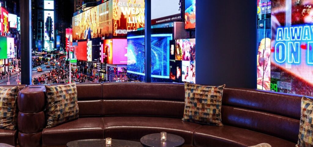 Cercare un hotel a Times Square sembra essere la prerogativa di ogni turista che voglia visitare New York.
Alcuni hotel si trovano davvero nel cuore di Times Square. Altri sono nel Theater District, a pochi minuti a piedi. Altri ancora si trovano verso Hell's Kitchen, Port Authority o più a sud, ma hanno comunque “Times Square” nel nome. La stessa dicitura di zona Times Square viene proposta dai portali di prenotazione online (OTA), anche quando gli hotel non si trovano propriamente sulla piazza.
Significa che sono hotel da scartare? Assolutamente no.
E in questo articolo voglio fare chiarezza proprio su queste differenze, per permetterti di avere una panoramica più precisa di ciò che stai prenotando.