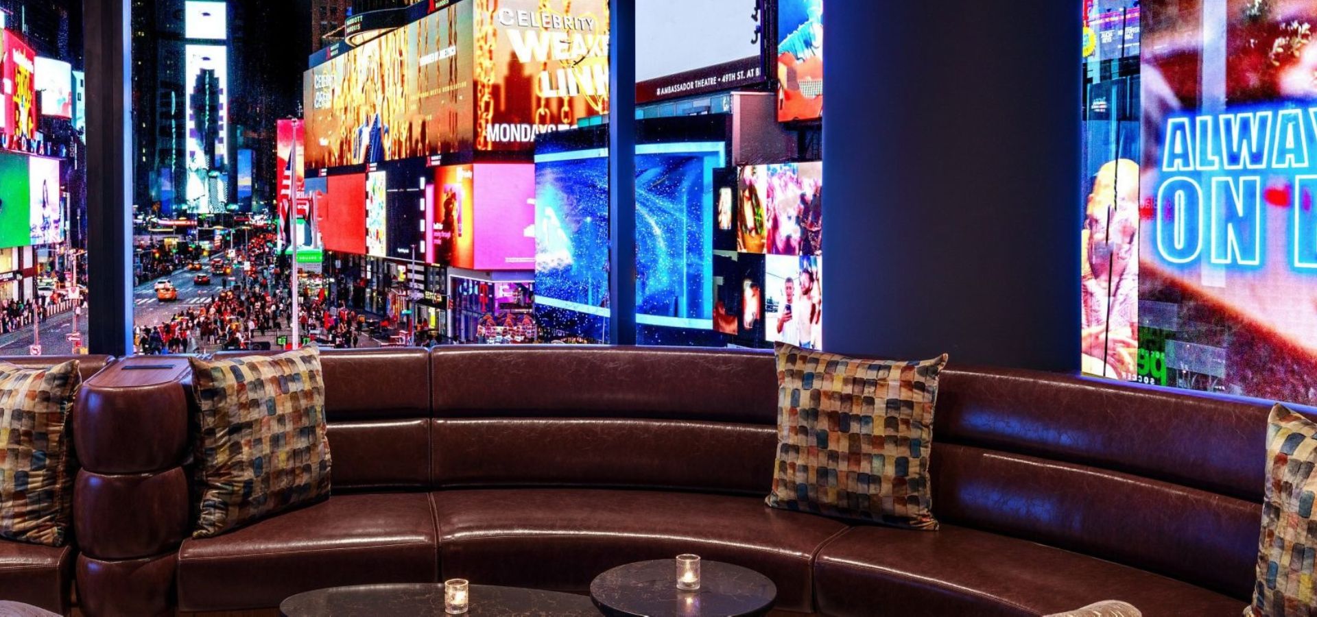Cercare un hotel a Times Square sembra essere la prerogativa di ogni turista che voglia visitare New York. Alcuni hotel si trovano davvero nel cuore di Times Square. Altri sono nel Theater District, a pochi minuti a piedi. Altri ancora si trovano verso Hell's Kitchen, Port Authority o più a sud, ma hanno comunque “Times Square” nel nome. La stessa dicitura di zona Times Square viene proposta dai portali di prenotazione online (OTA), anche quando gli hotel non si trovano propriamente sulla piazza. Significa che sono hotel da scartare? Assolutamente no. E in questo articolo voglio fare chiarezza proprio su queste differenze, per permetterti di avere una panoramica più precisa di ciò che stai prenotando.