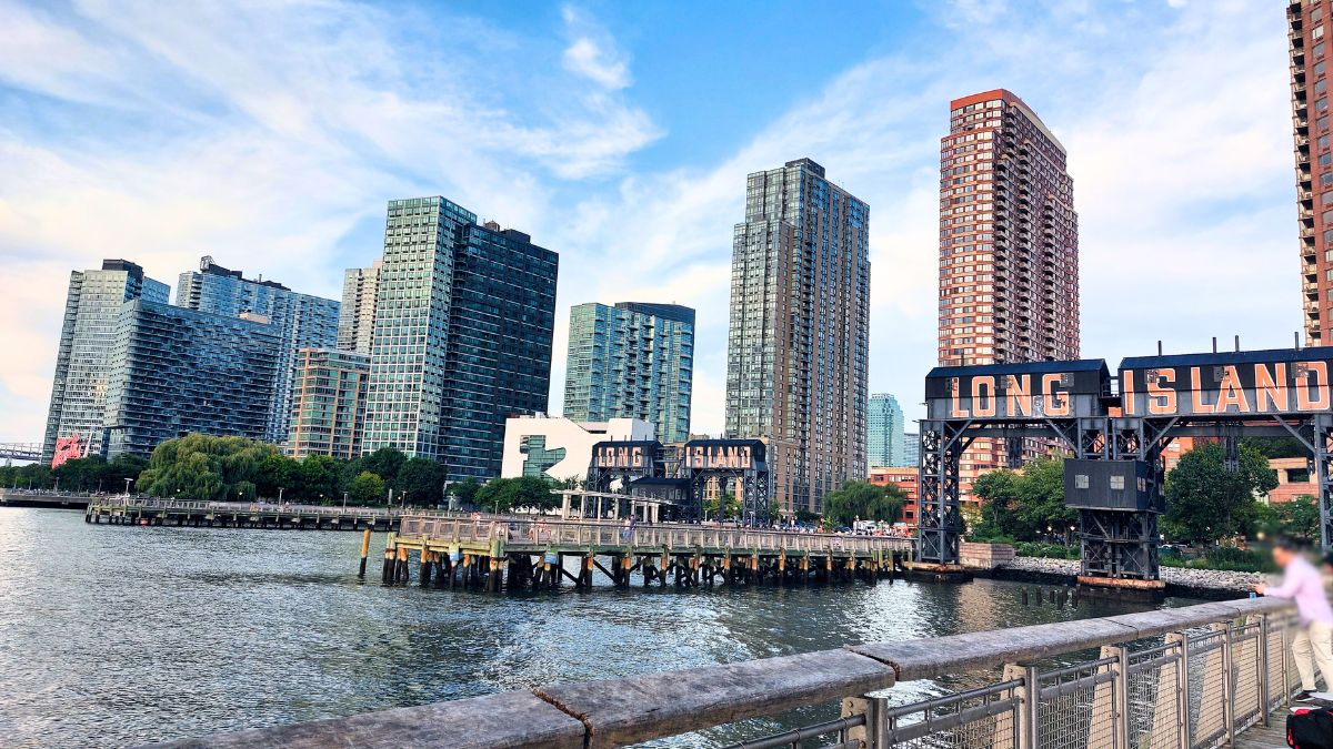 ! Long Island City NON è Long Island. O meglio, geograficamente si trova sull'isola di Long Island, ma dal punto di vista turistico stiamo parlando di due realtà molto diverse.
Long Island City è un quartiere del Queens, come ti ho appena raccontato nel paragrafo precedente. Long Island, invece, è il nome dell'isola che comprende geograficamente anche due distratti della città di New York: Brooklyn e Queens. Ma che comunemente viene utilizzato per indicare soprattutto le aree delle contee di Nassau e Suffolk, più a est, quindi fuori da New York City, seppur sempre nello Stato di New York.
Quindi, quando ti suggerisco di cercare un hotel a Long Island City, ti sto suggerendo uno specifico quartiere del Queens, quello appunto di fronte a Mid Town.